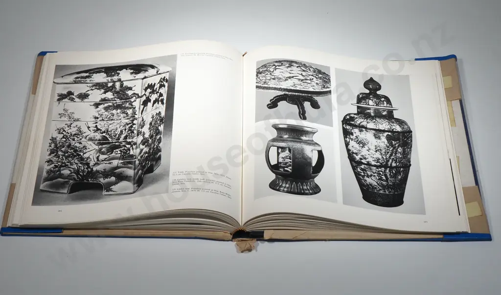 A Conoisseurs Guide To Japanese Ceramics.  Translated by Katherine Watson. 1987 by KLEIN, Adalbert Image 1++