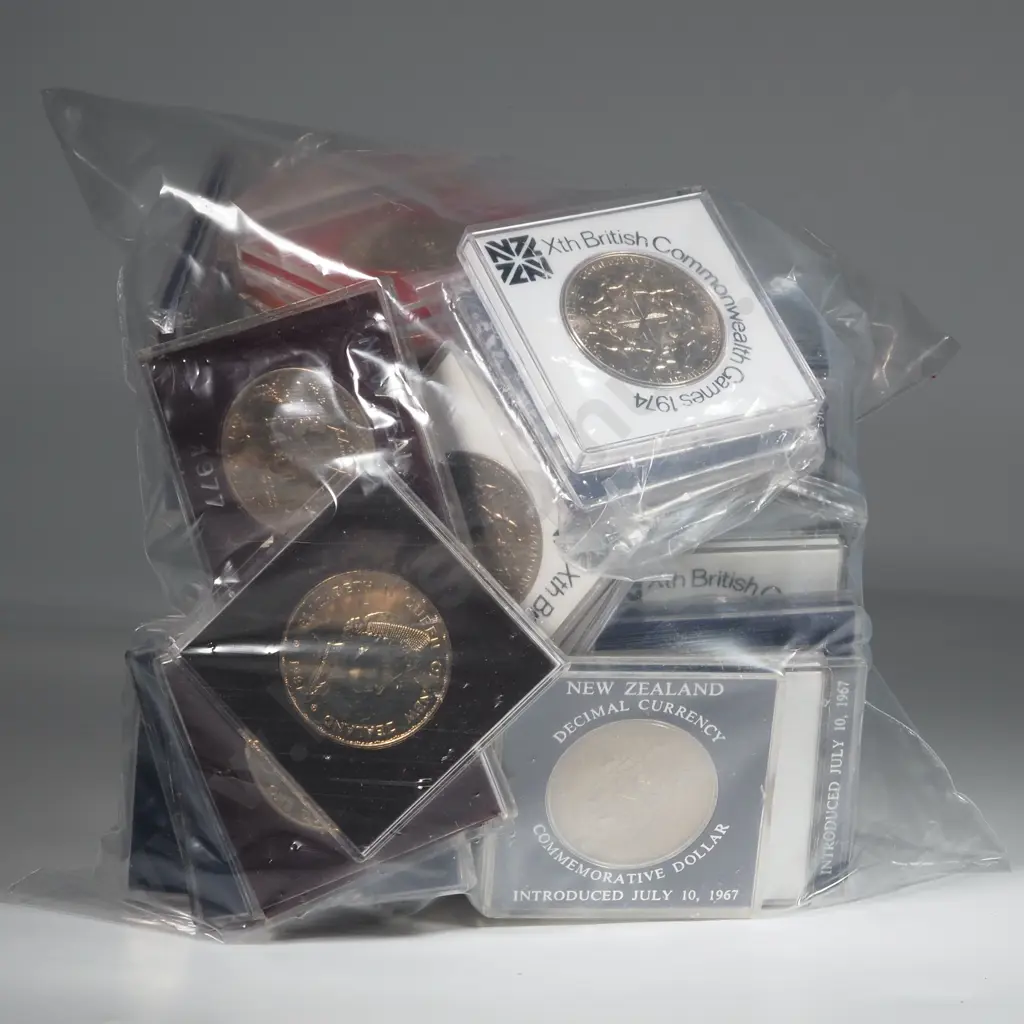 Assorted Lot of 50 New Zealand UNC One Dollar Coins  Image 1++