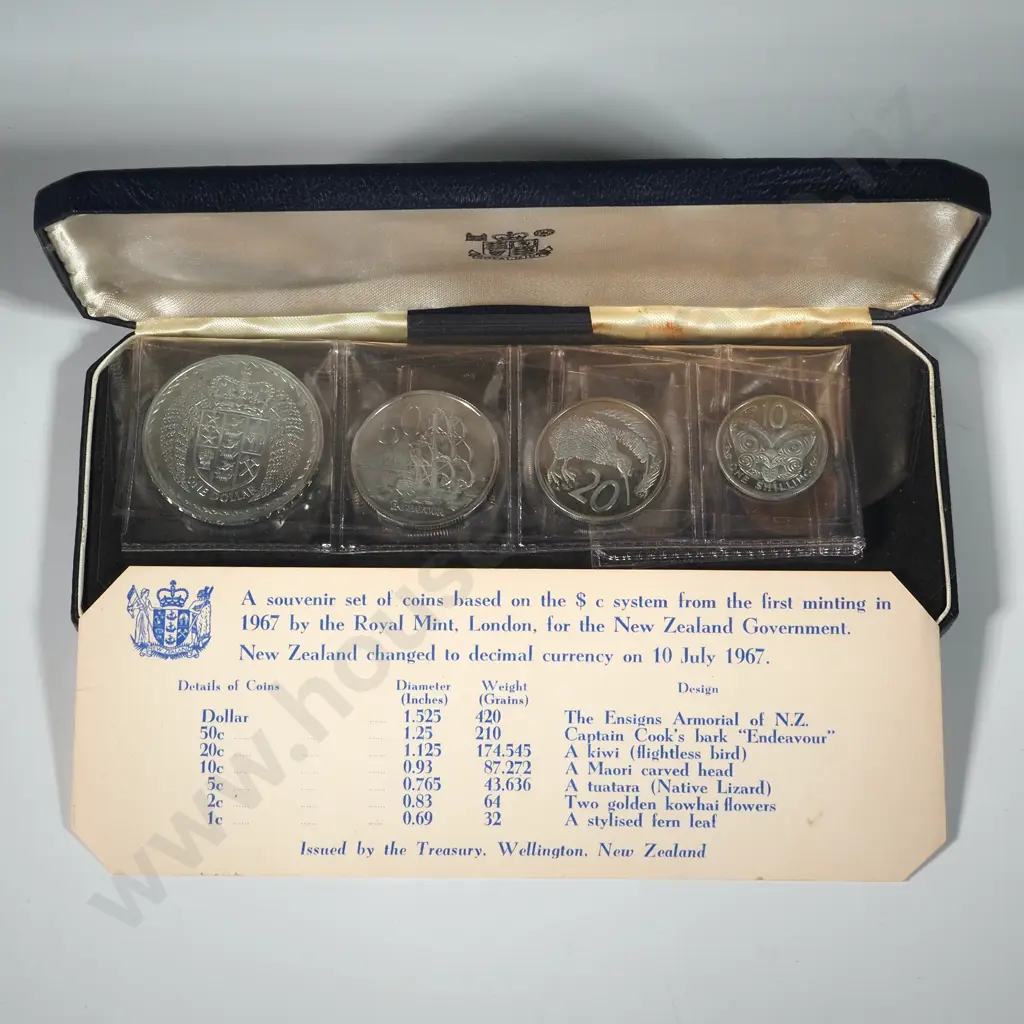 1967 New Zealand First Decimal Coin Set in Plush Case  Image 1++