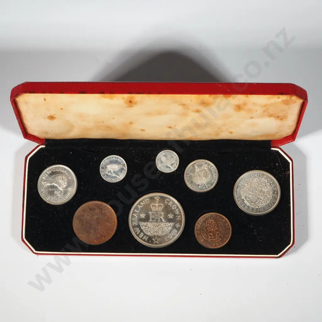 1953 New Zealand Coronation Coin Set in Plush Case  Image 1++