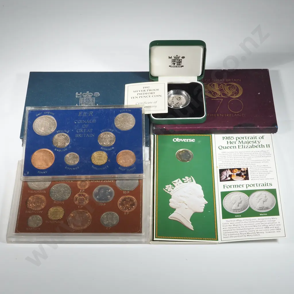 Six United Kingdom Coin Sets & Singles  Image 1++