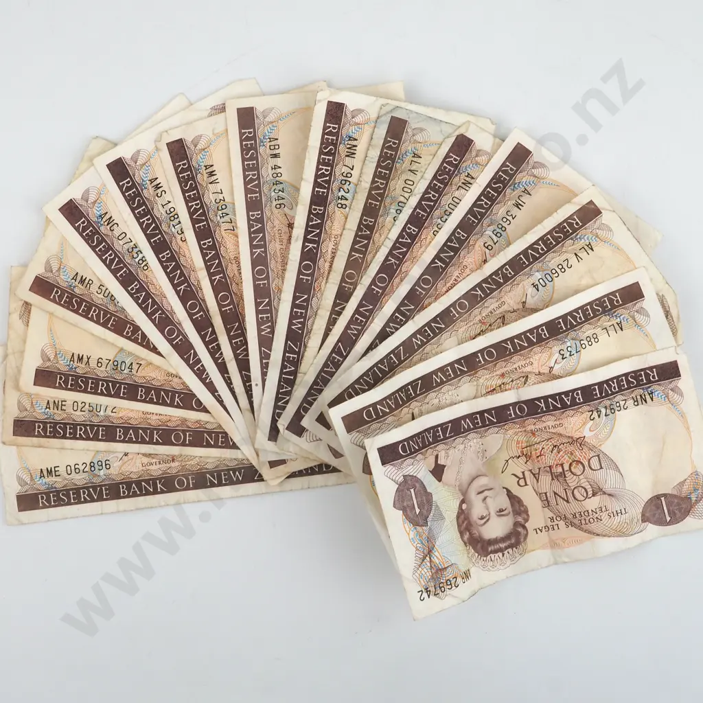 15 New Zealand One Dollar Banknotes - Various Signatures - Circulated Image 1++