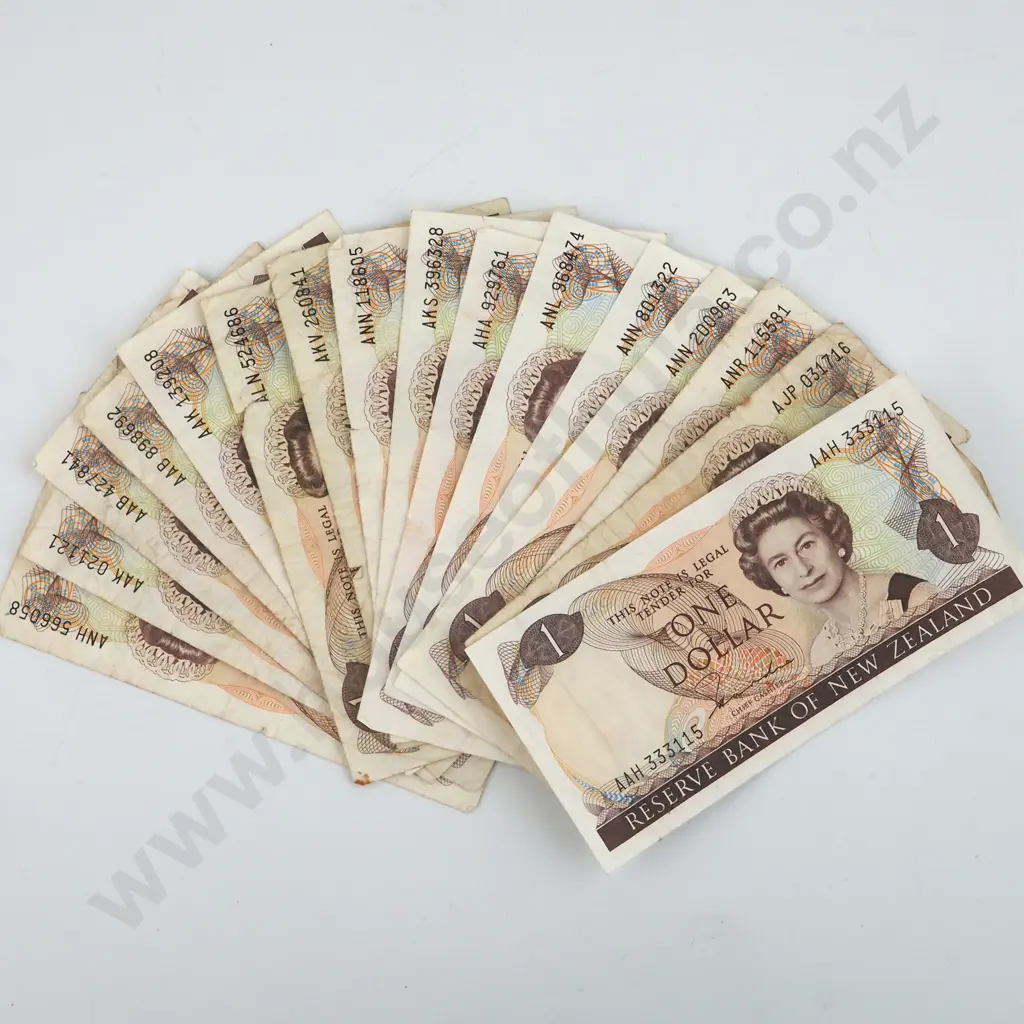 16 New Zealand One Dollar Banknotes - Various Signatures - Circulated Image 1++