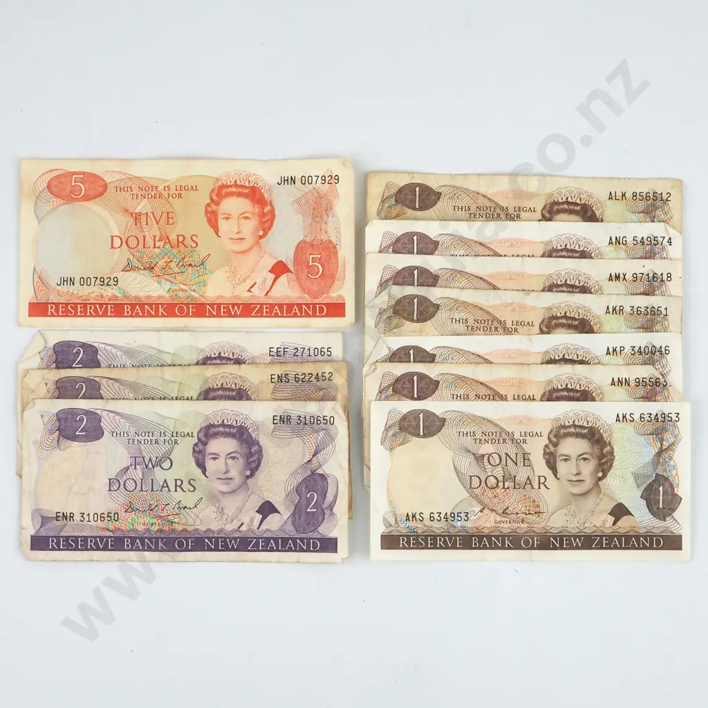 Assorted New Zealand Banknotes - $1 / $2 / $5  Image 1++