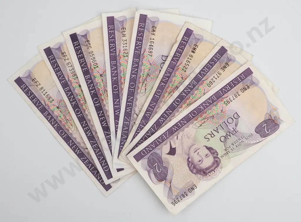 8 New Zealand Two Dollar Banknotes - Various Grades & Signatures  Image 1++