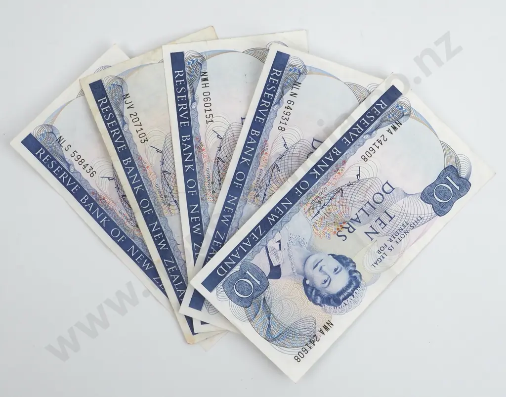 Five New Zealand 10 Dollar Russell Banknotes - Circulated Image 1++