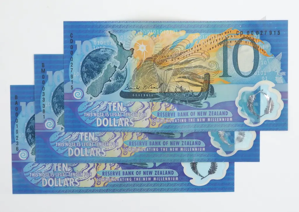 Two New Zealand Millennium Ten Dollar Banknotes Image 1++