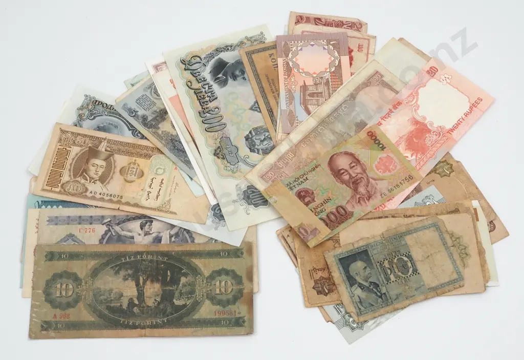 Approximately 30 World Banknotes   Image 1++