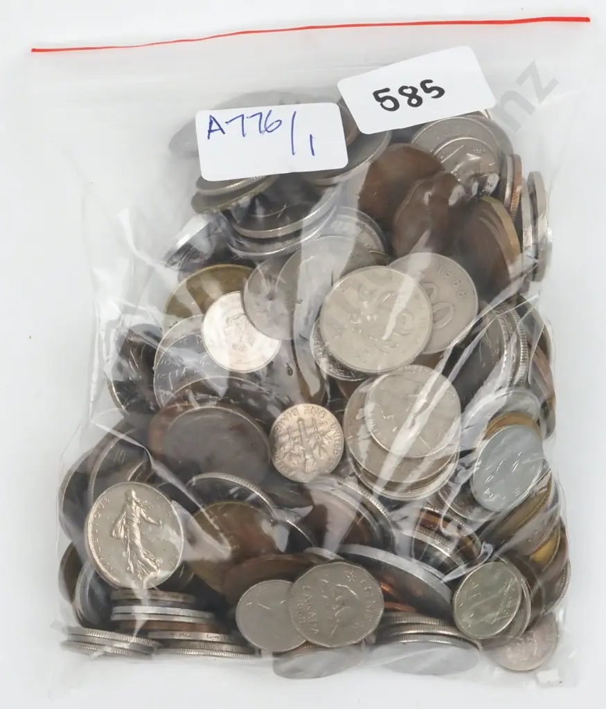 1135 Grams of World Coinage Image 1++