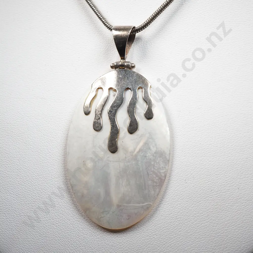 Sterling Silver Chain w Mother of Pearl Pendent w Sterling Silver Embellishment Image 1++