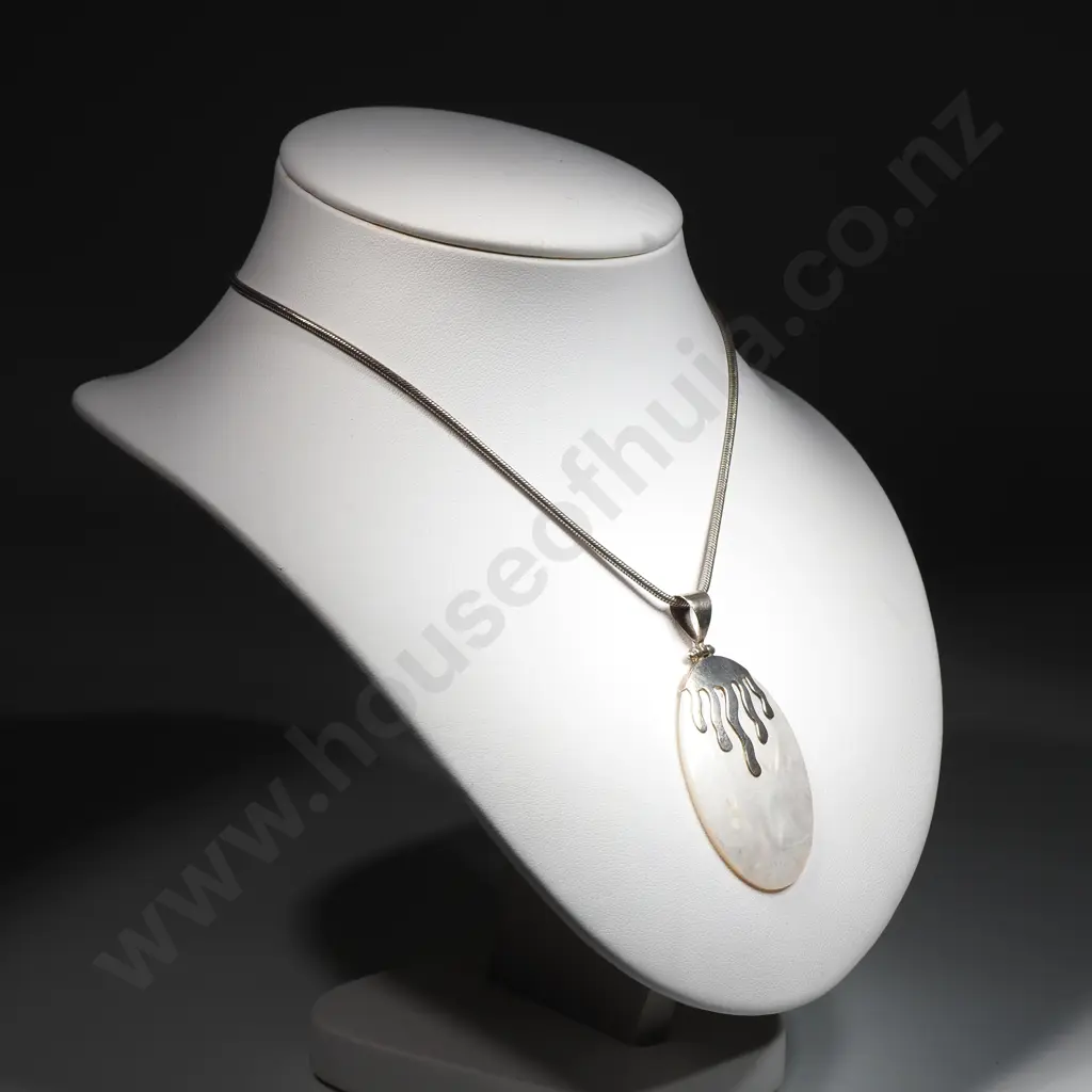 Sterling Silver Chain w Mother of Pearl Pendent w Sterling Silver Embellishment Image 1++