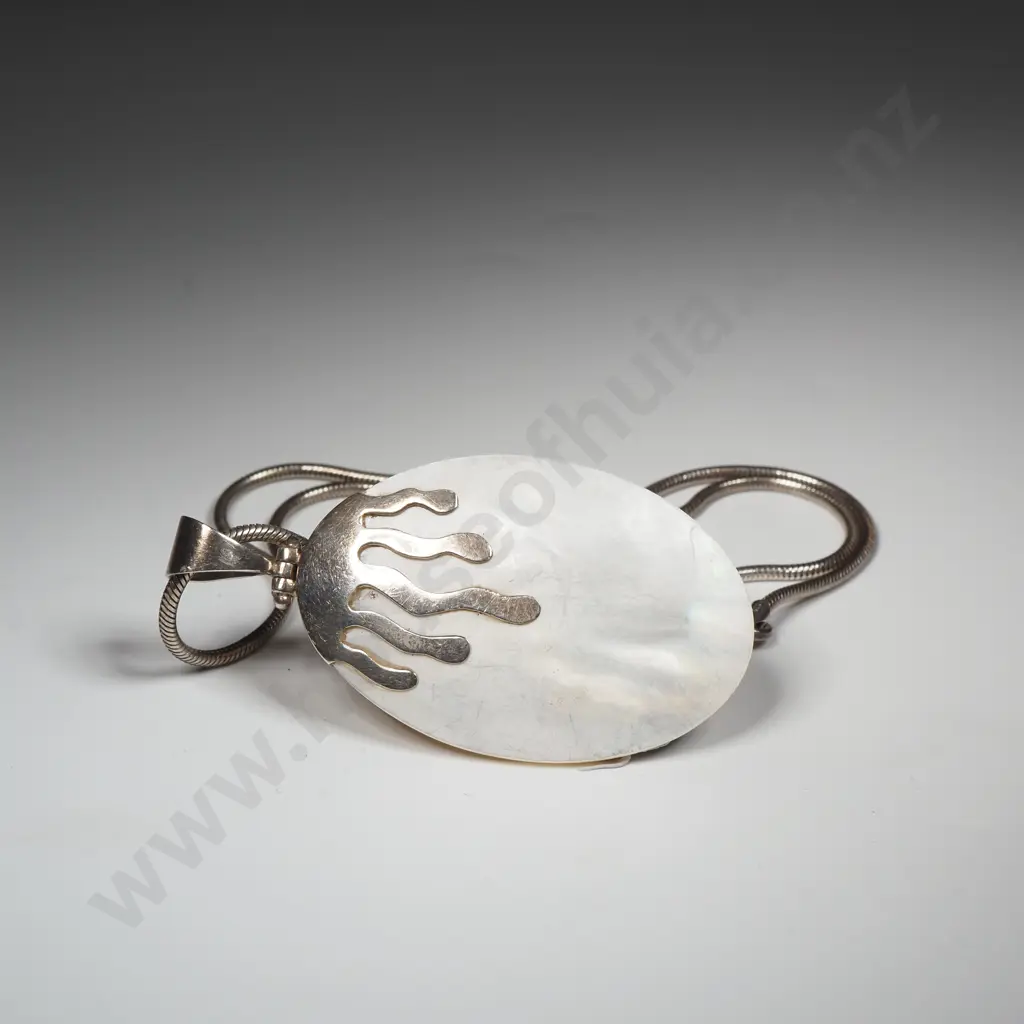 Sterling Silver Chain w Mother of Pearl Pendent w Sterling Silver Embellishment Image 1++