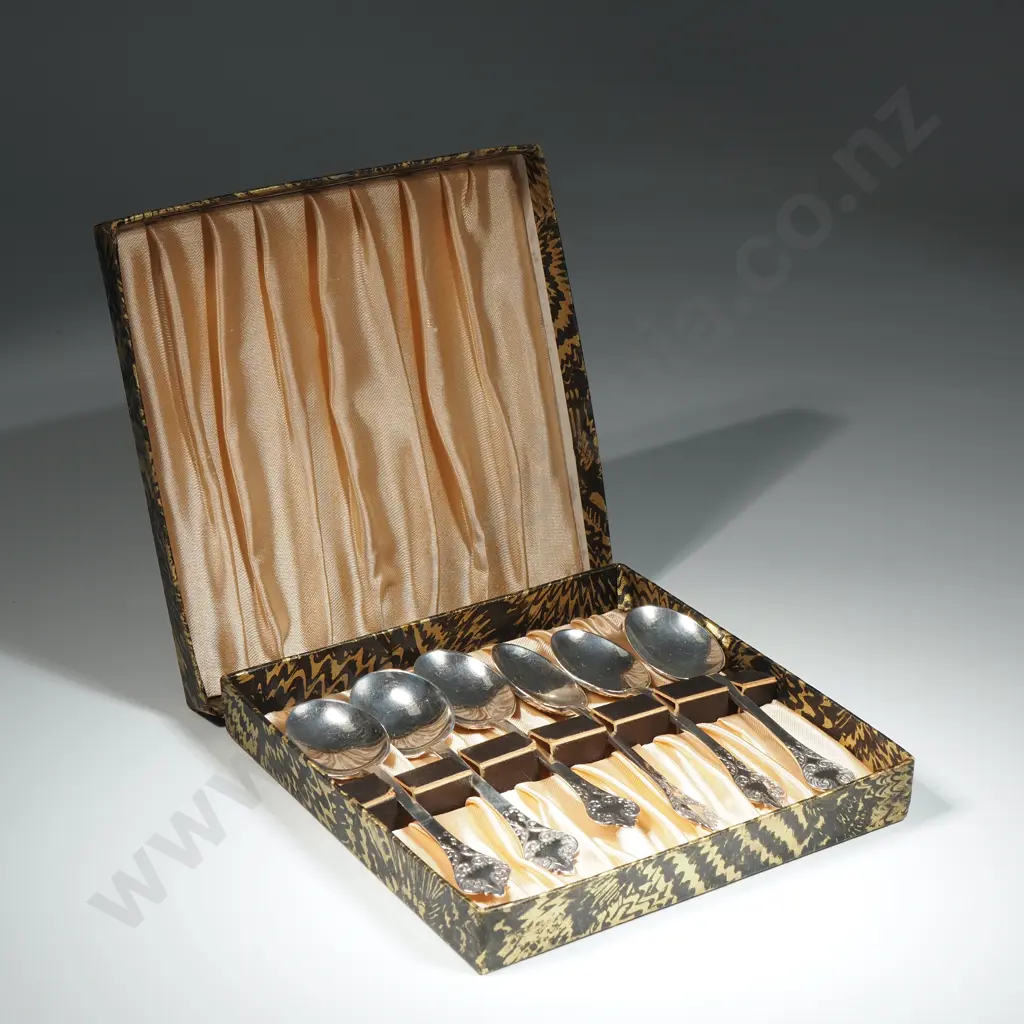 Box Set Of Six Sterling Silver Trefid Teaspoons With A Rat Tail Support & Lace Decoration To Back Image 1++