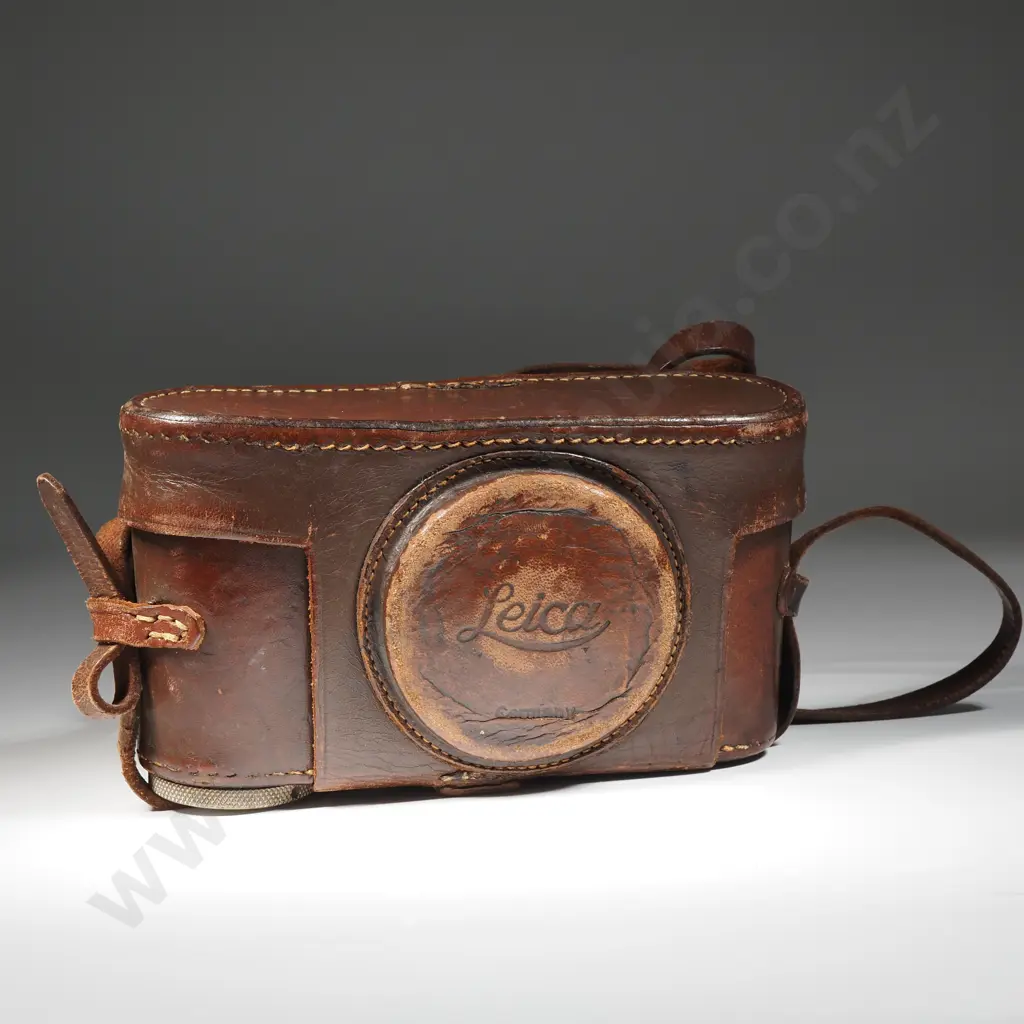 Vintage Leica Camera in Fitted Leather Case Image 1++