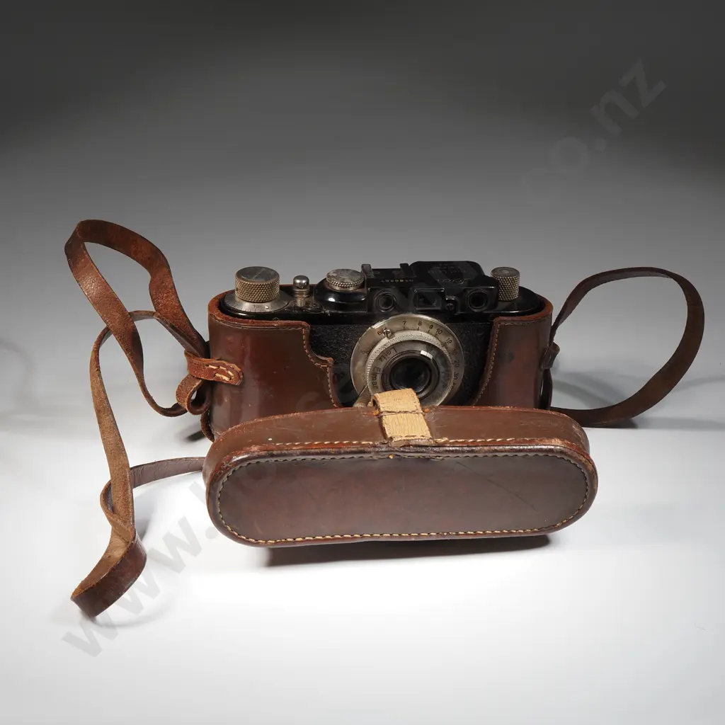 Vintage Leica Camera in Fitted Leather Case Image 1++