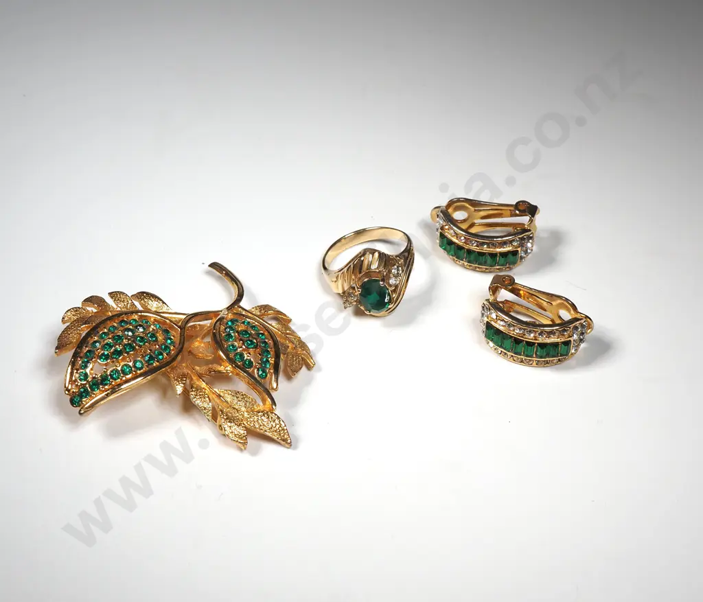 A Costume Jewellery Suite Comprising Necklace, Brooch, Earrings, Brooch & Ring. Gold Tone Set w Green & White Stones Image 1++