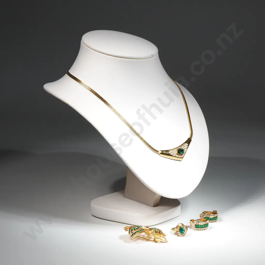 A Costume Jewellery Suite Comprising Necklace, Brooch, Earrings, Brooch & Ring. Gold Tone Set w Green & White Stones Image 1++