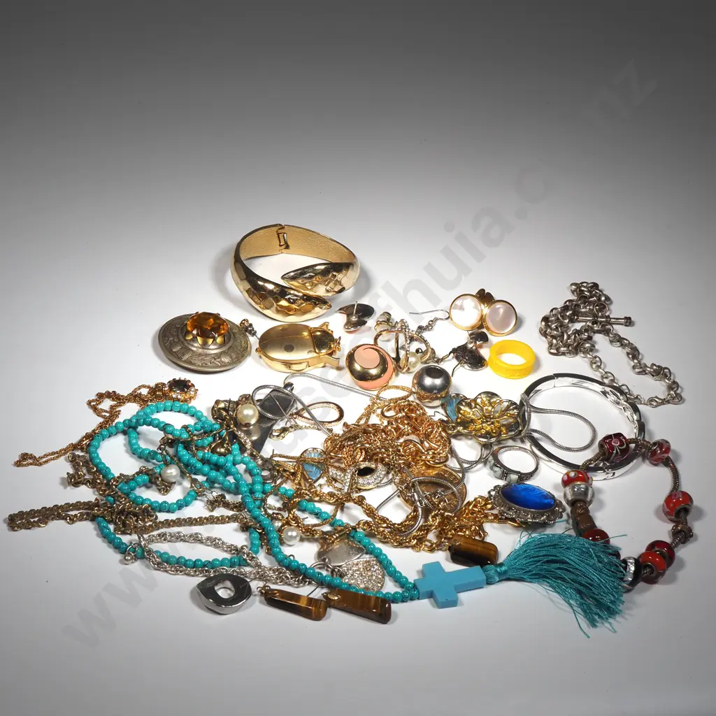 Quantity Of Costume Jewellery Including A Large Scottish Brooch, Ladybird Pendant Watch, Beads Image 1++