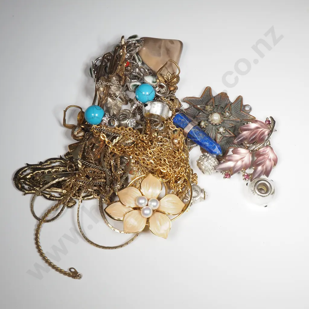 Quantity Of Vintage Costume Jewellery Including Brooches, Charms, Tiepins  Image 1++