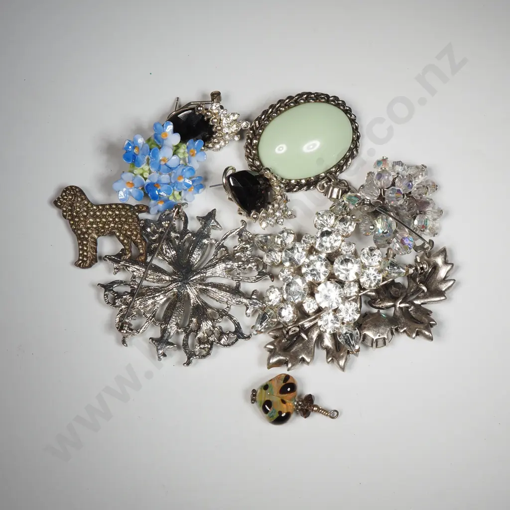 Quantity Of Mainly Vintage Brooches Image 1++
