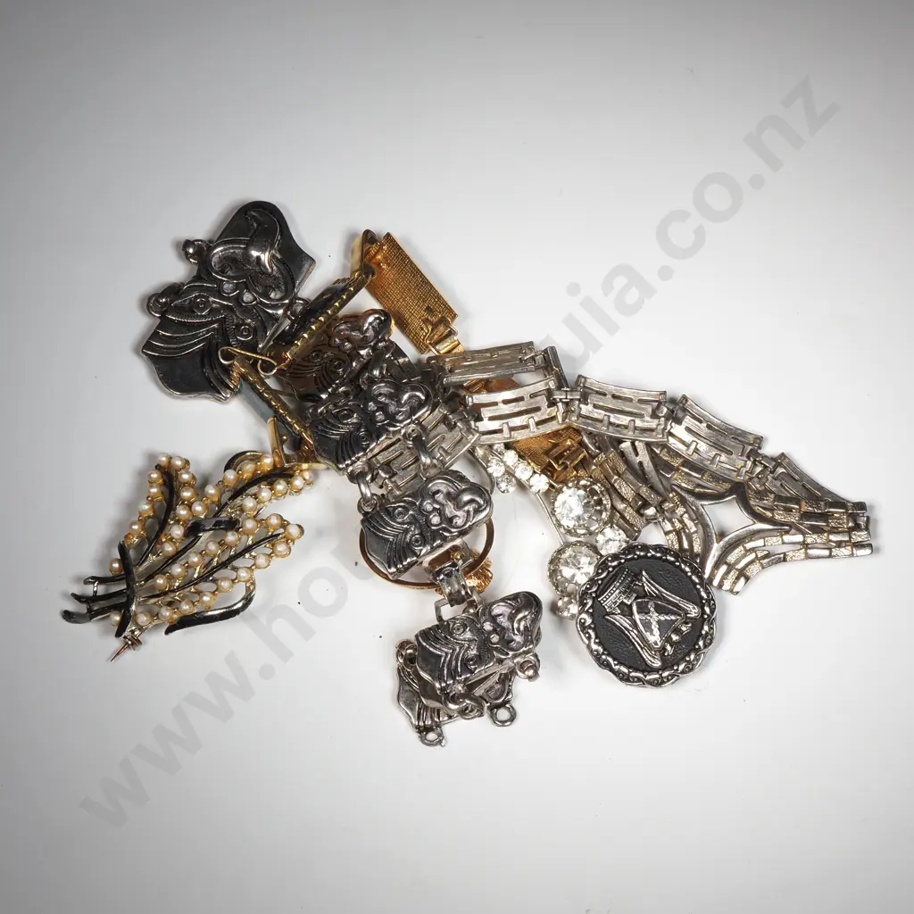 Quantity Of Vintage Of Brooches, Chokers & Bangles  Image 1++