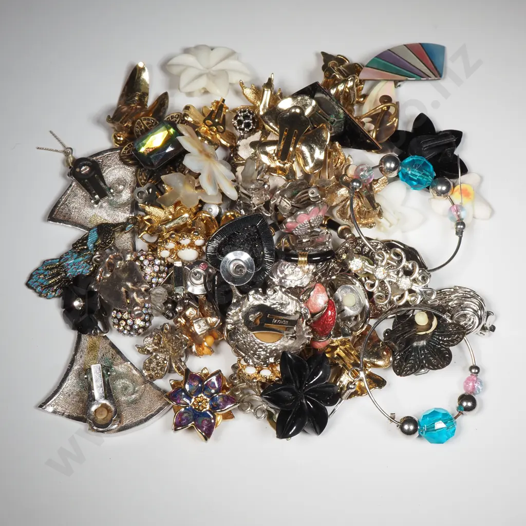 Quantity of Vintage Jewellery To Include Earrings, Choker & Rings  Image 1++