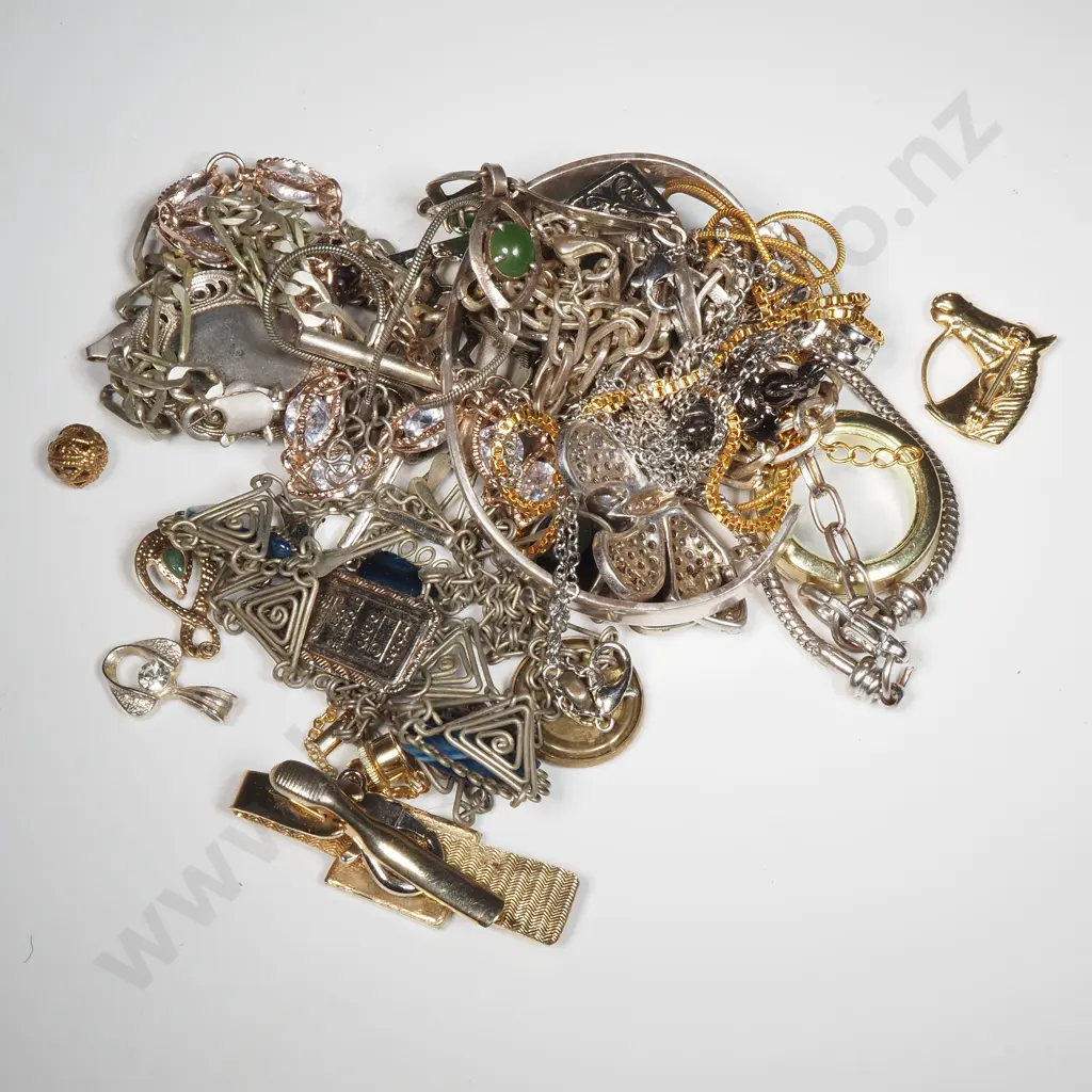 Vintage Jewellery To Include A Butterfly Brooch, Fine Chains, Tie Pin & Pendants Image 1++