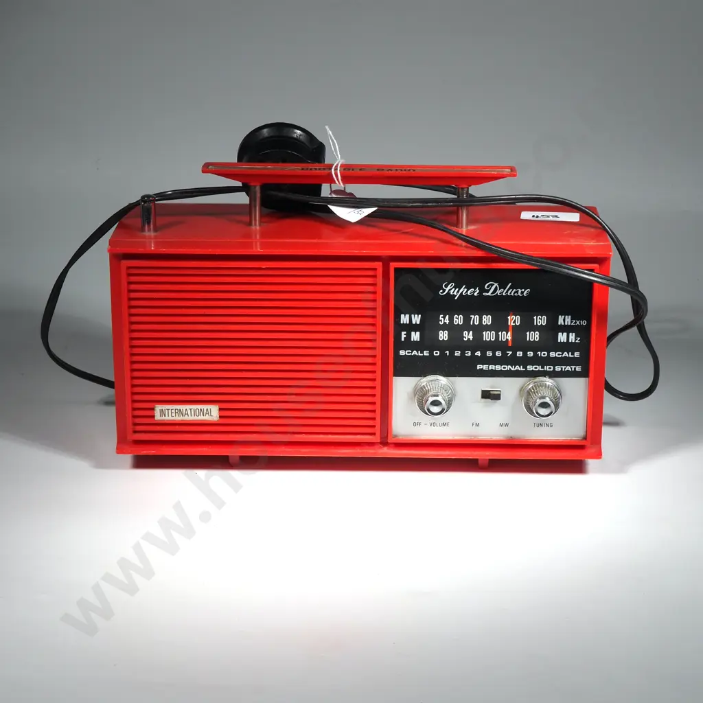 International Brand Personal Solid - State AM/FM Radio In A Red Case Image 1++