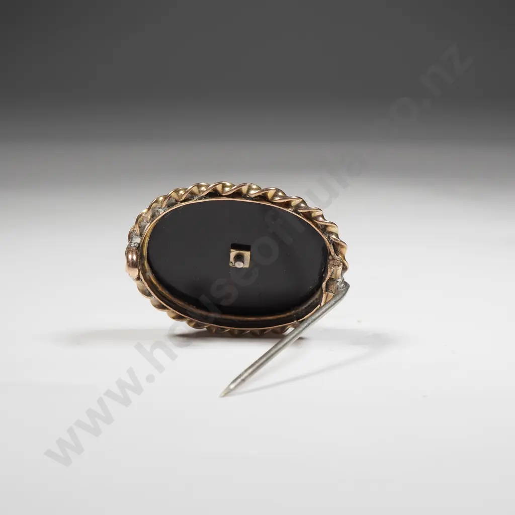 Antique 9ct Gold Onyx Brooch Image 1++