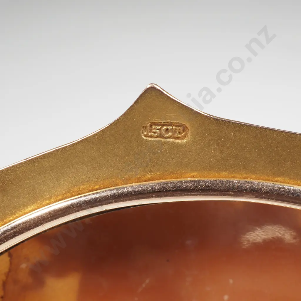 Substantial 15ct Gold Cameo Brooch Image 1++