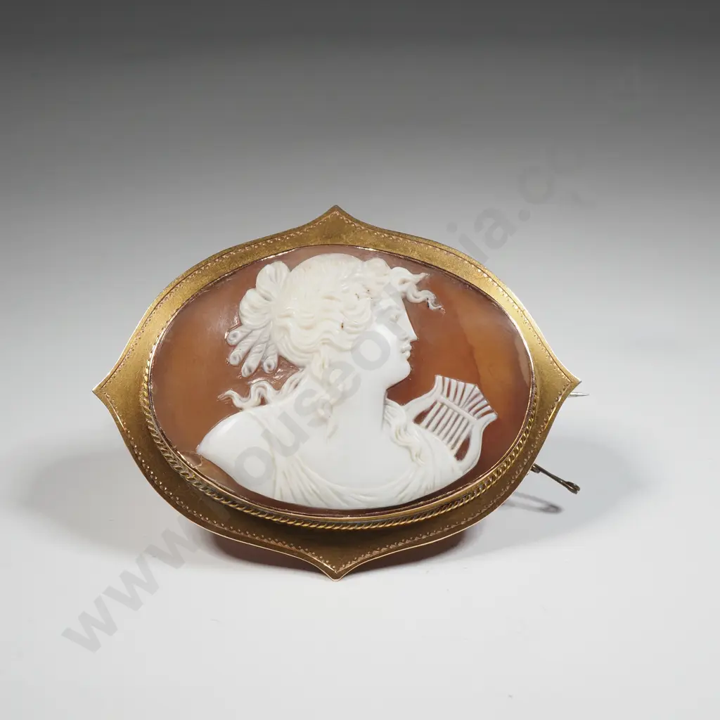 Substantial 15ct Gold Cameo Brooch Image 1++