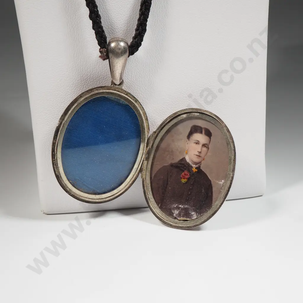 Victorian Sterling Silver Locket with Allover Leaf Pattern To Centre On A Plaited Hair Cord Image 1++