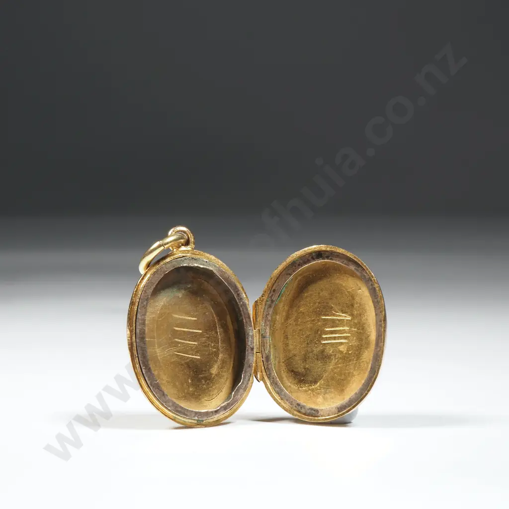 Antique 9ct Engraved Locket Image 1++