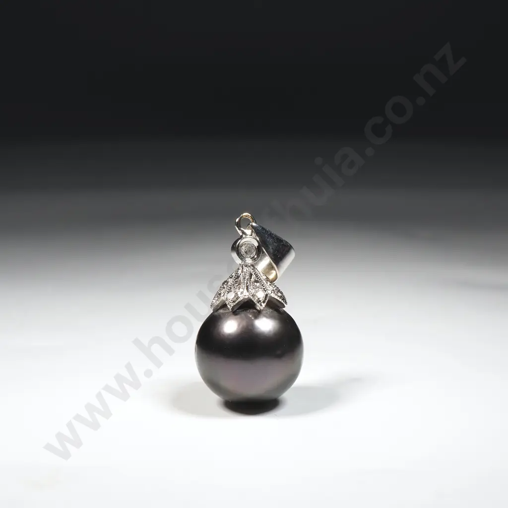 18ct White Gold 7 Black Pearl & Diamond Pendant w Valuation of $2,600.00 Image 1++