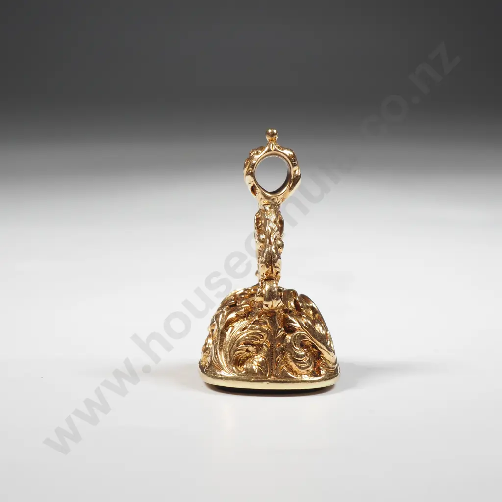 Exquisite 18ct Gold Seal Image 1++