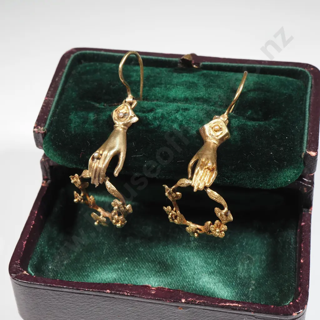 Exceptional Georgian 18ct Gold Earrings w Hands Holding Wreaths Image 1++
