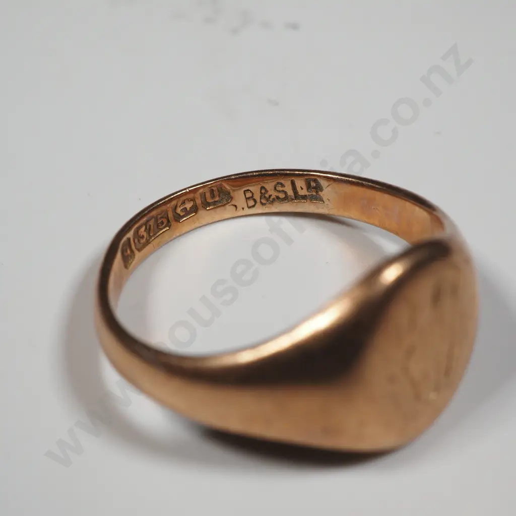 9ct Gold Signet Ring. Initialled Image 1++