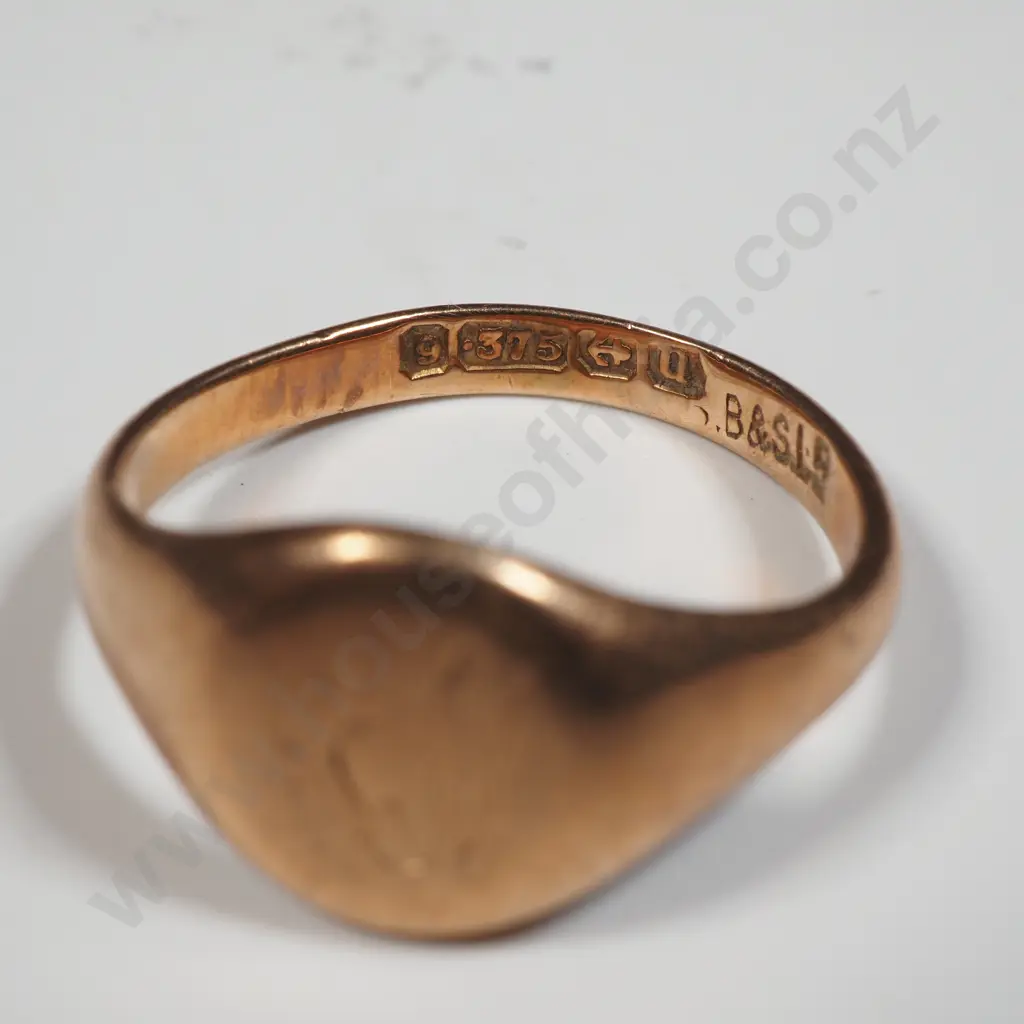 9ct Gold Signet Ring. Initialled Image 1++
