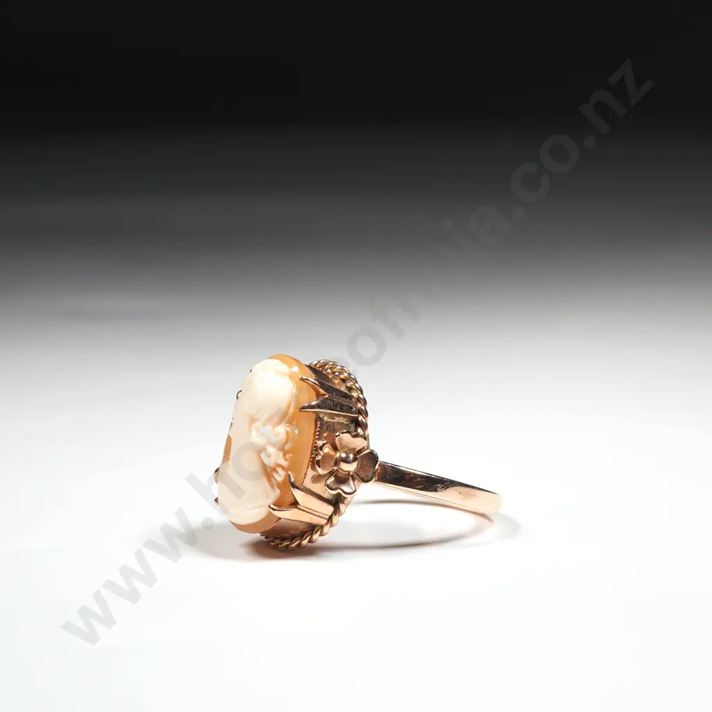 9ct Gold & Cameo Ring Image 1++