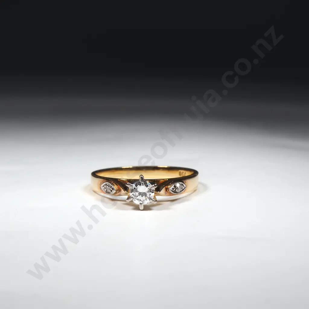 18 ct Yellow Gold & White Gold Solitaire Diamond Ring- Evaluation of $3,500 Image 1++