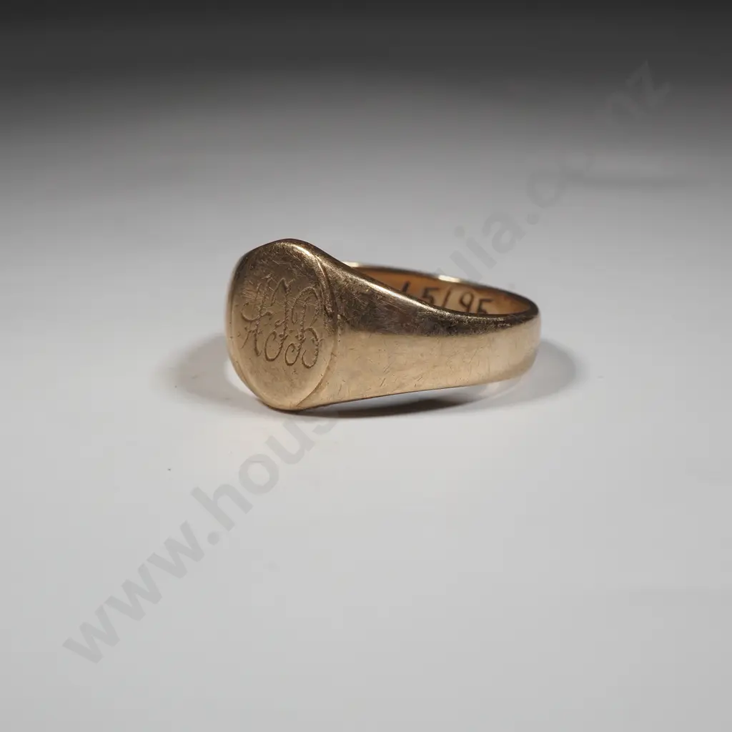 9ct Gold Signet Ring Image 1++