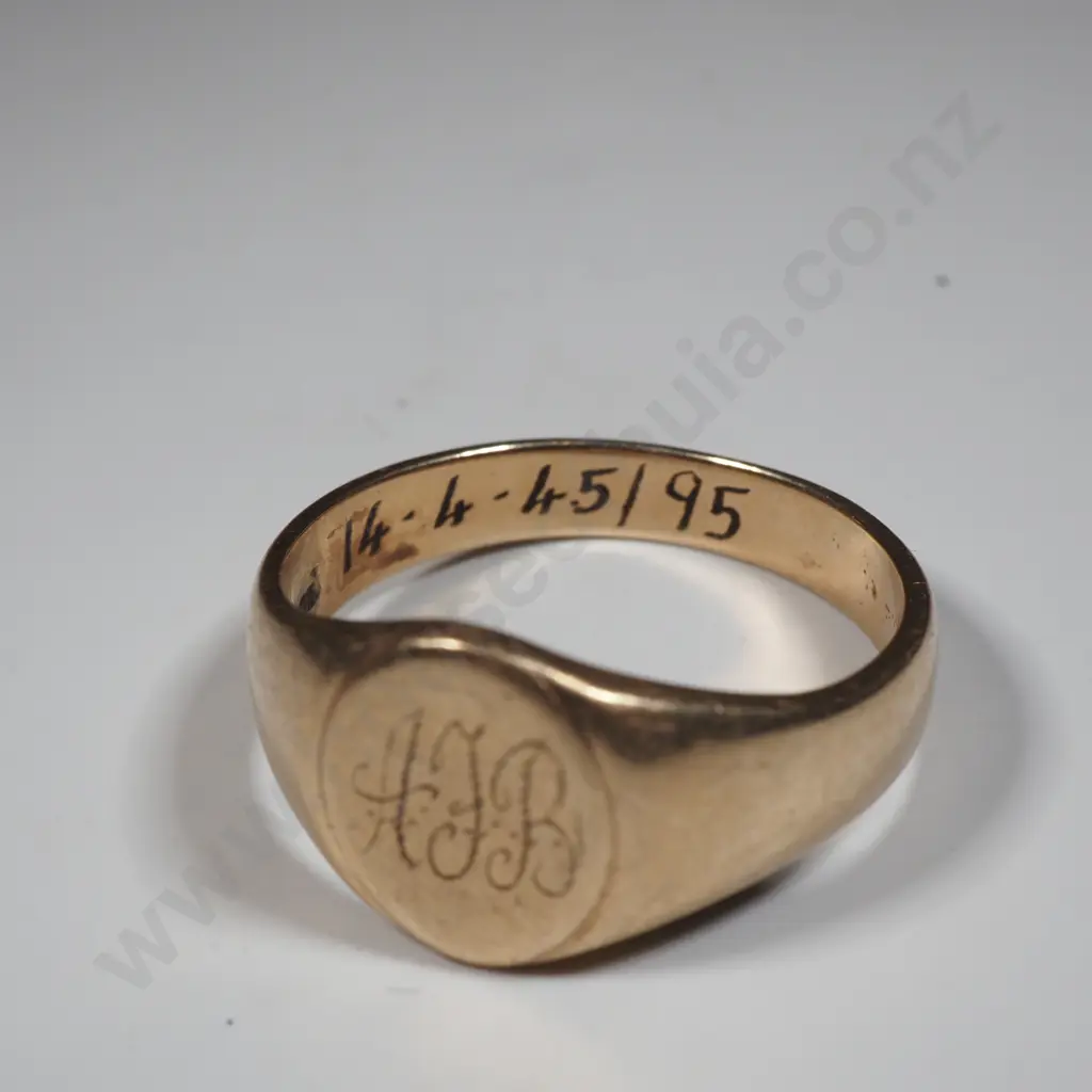 9ct Gold Signet Ring Image 1++