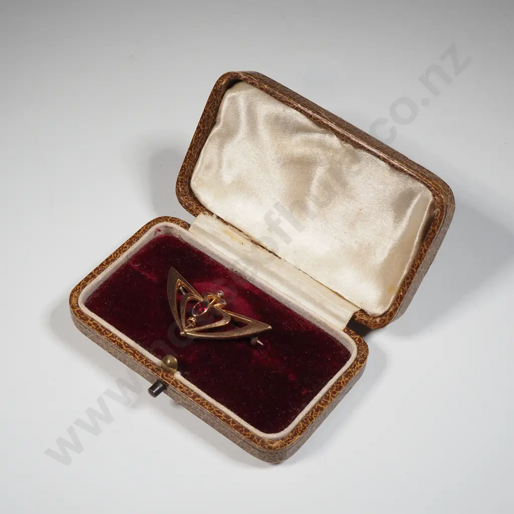 Cased Art Deco 9ct Gold Brooch Image 1++