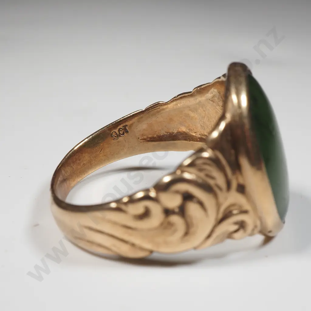 Substantial 9ct gold Greenstone Ring Image 1++