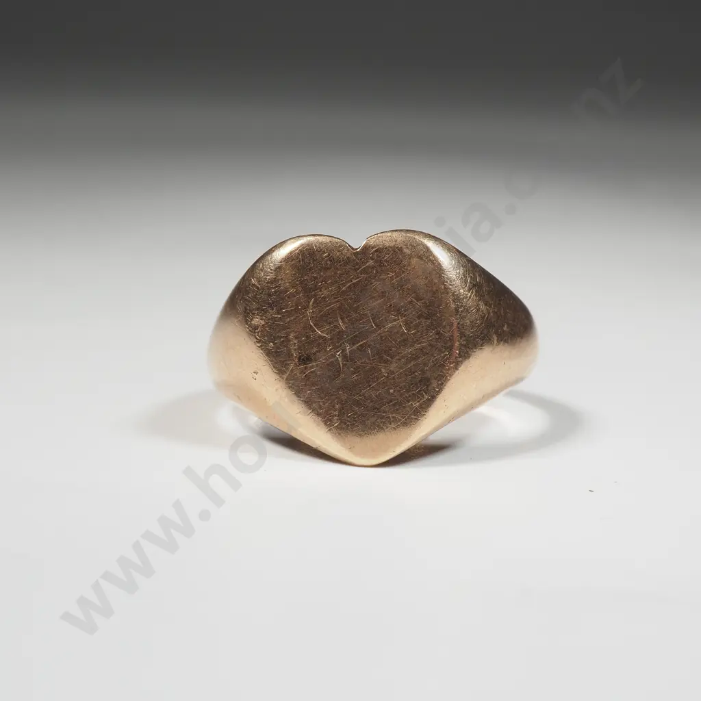 9ct Gold Heart Shaped Signet Ring Image 1++