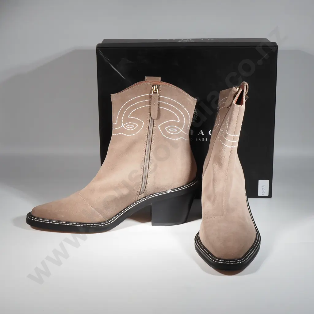 MI PIACI Pumice Suede Ankle Boot (41) Image 1++