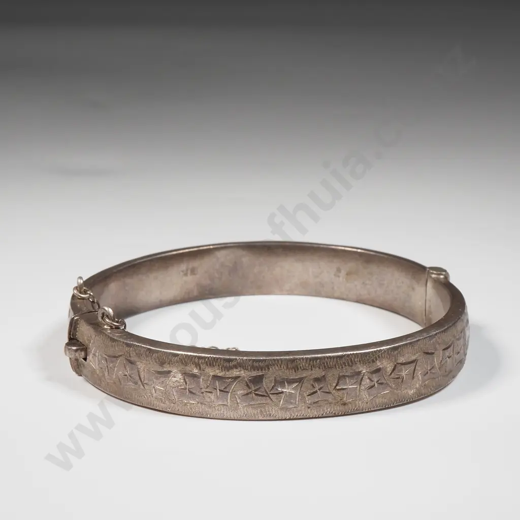 Sterling Silver Snap Bracelet with Ivy Leaf Decoration To Front  Image 1++