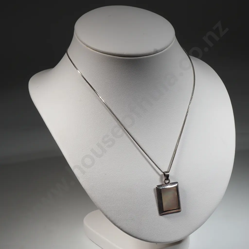 Sterling Silver Oblong & Mother Of Pearl Pendant On Box Link  Chain Image 1++