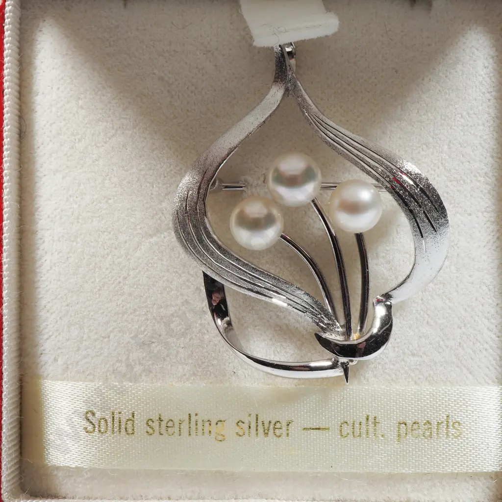 Boxed Toyomoto Sterling Silver & Cultured Pearl Brooch. Image 1++