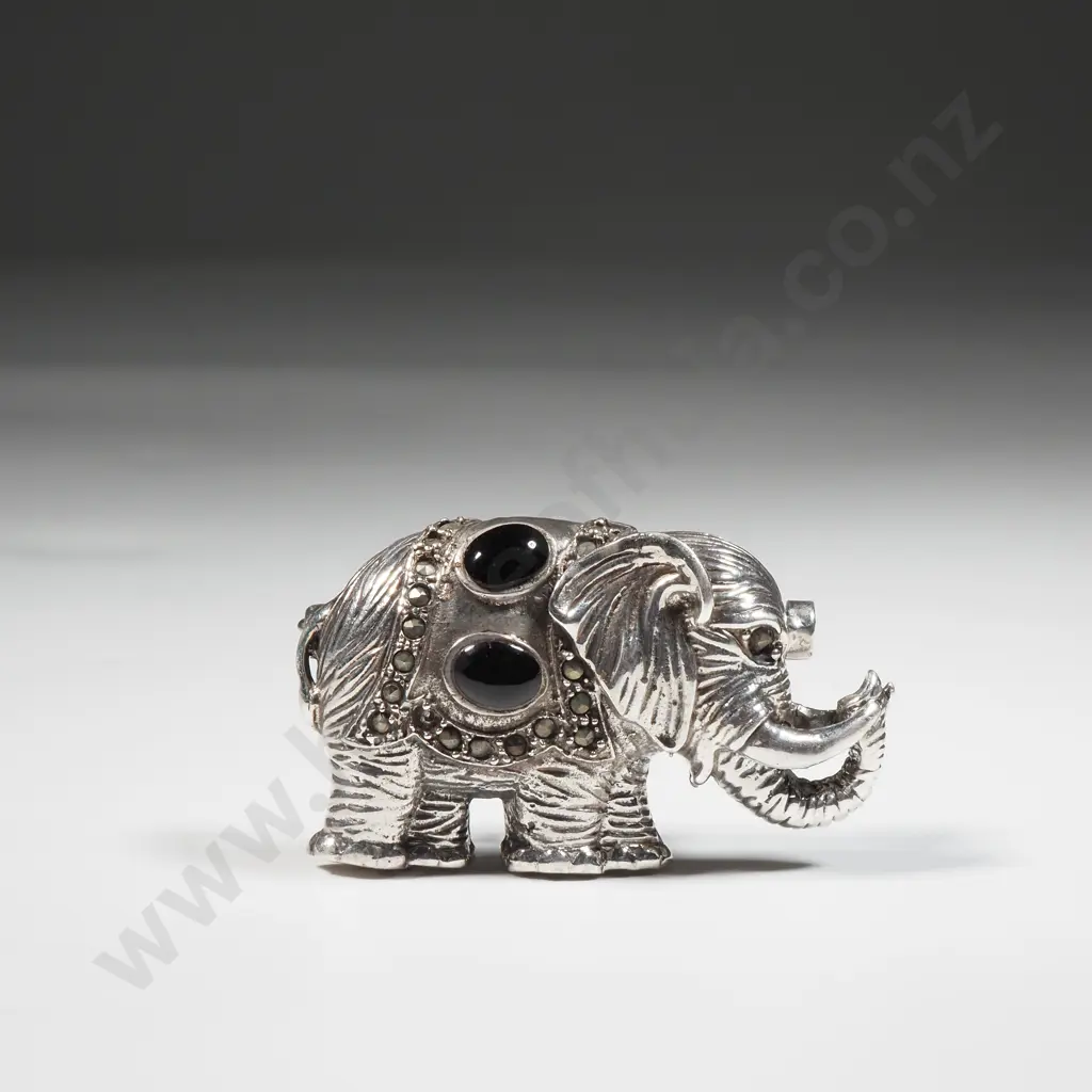 Sterling Silver Elephant Brooch With Good Detail & Inset With Black & White Stones Image 1++